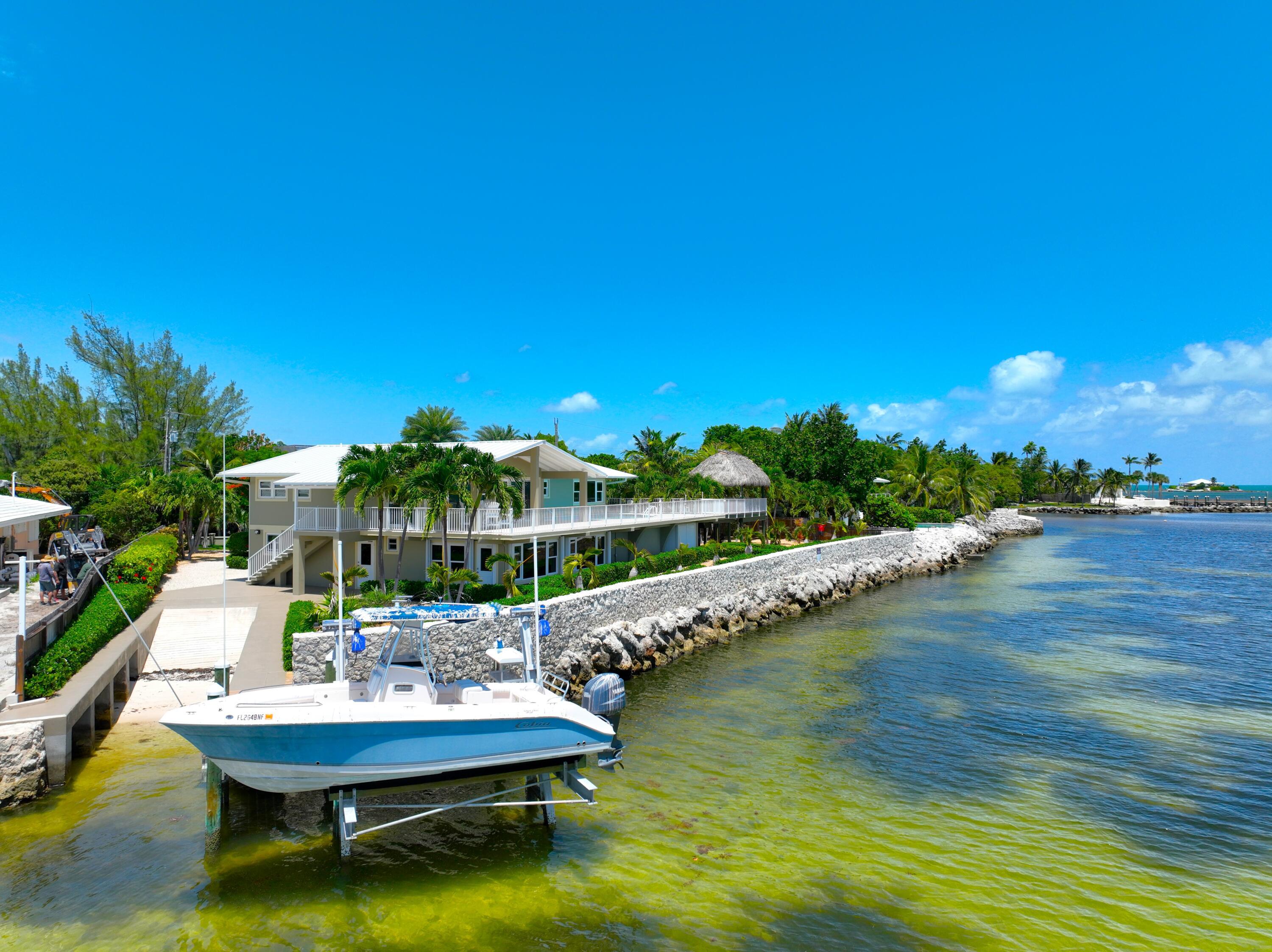 Image 3: BOAT RAMP & LIFT