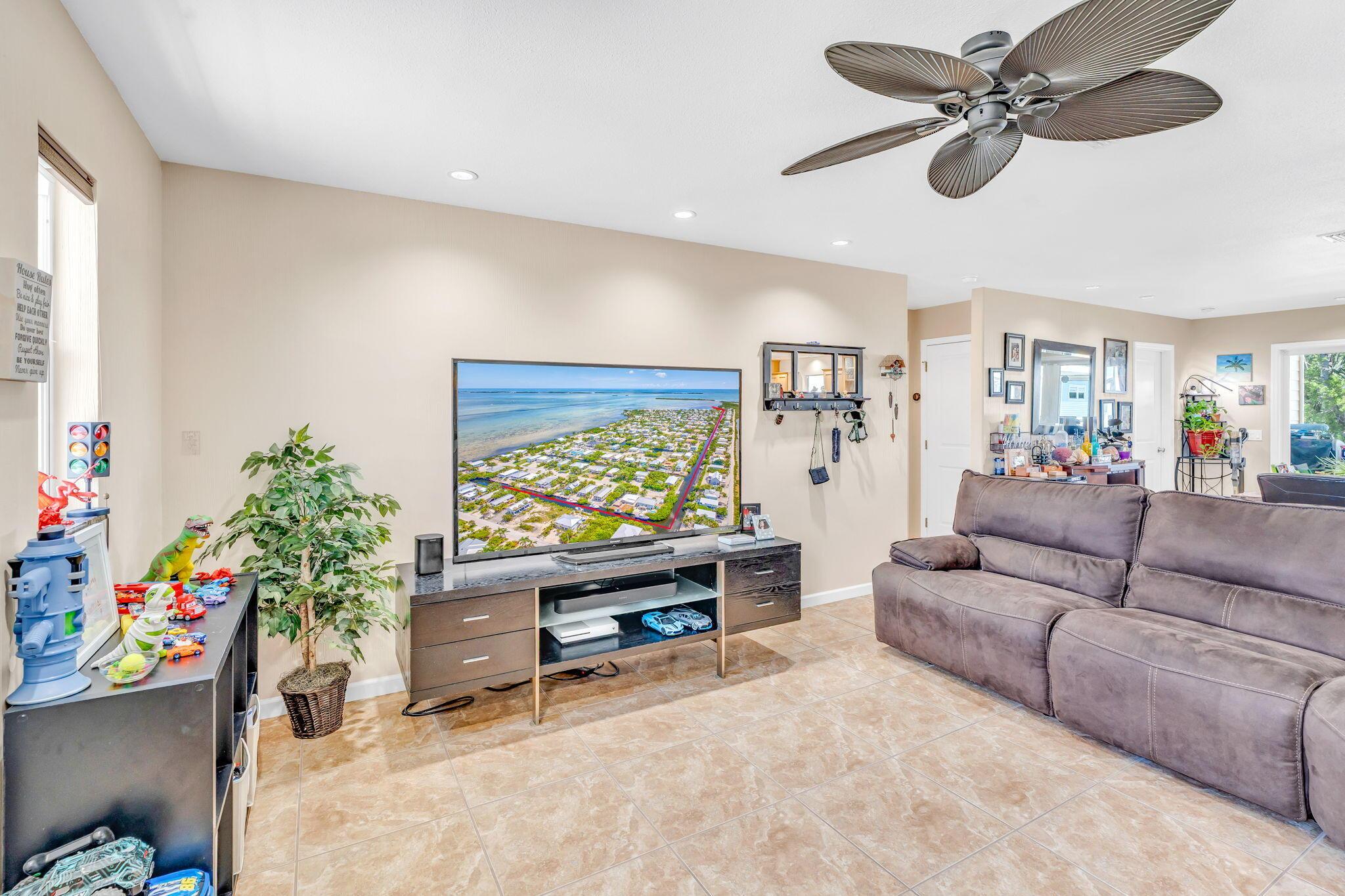 Image 4: 2-web-or-mls-27417 Tobago Ln - High Expo