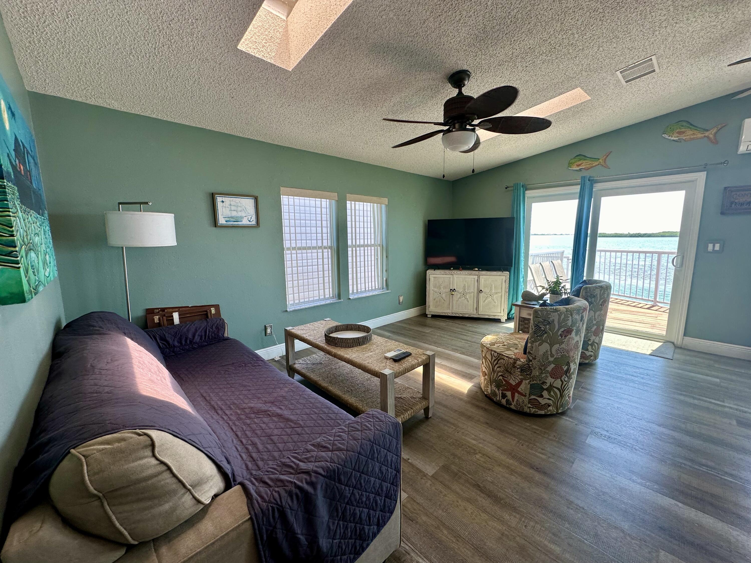 Image 4: Living Room