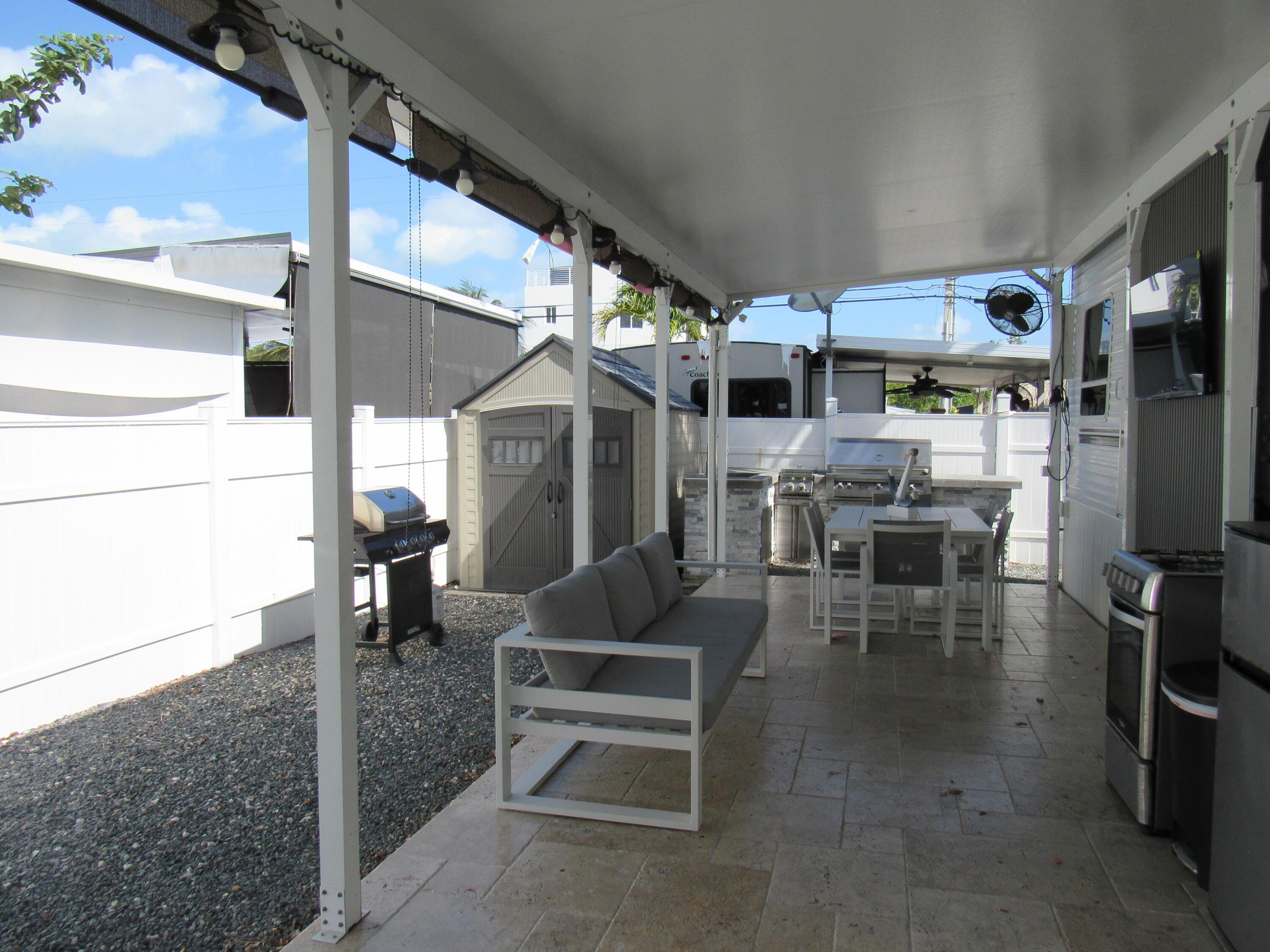Image 2: 325 Calusa St 15