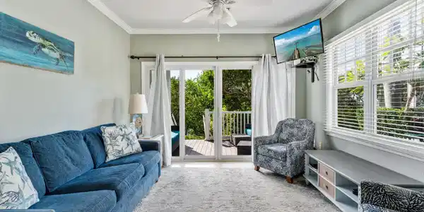 Image 4: Living Area