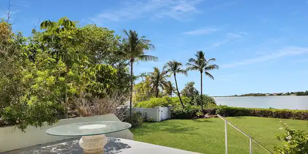 Image 3: 28 Jade porch view