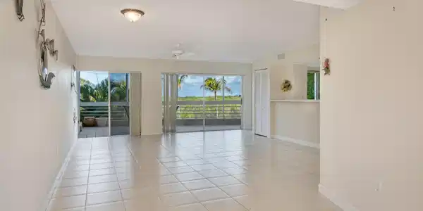 Image 2: Living Area (2)