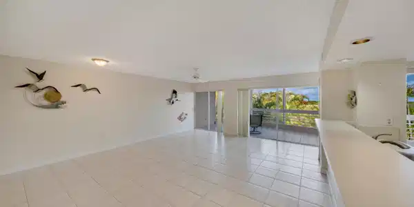 Image 4: Living Area (1)
