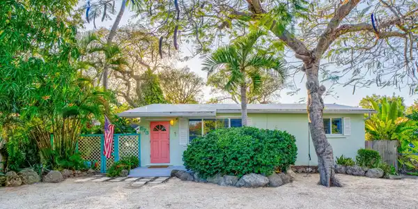 Image 2: 23-web-or-mls-573 Boyd Dr - High Exposur