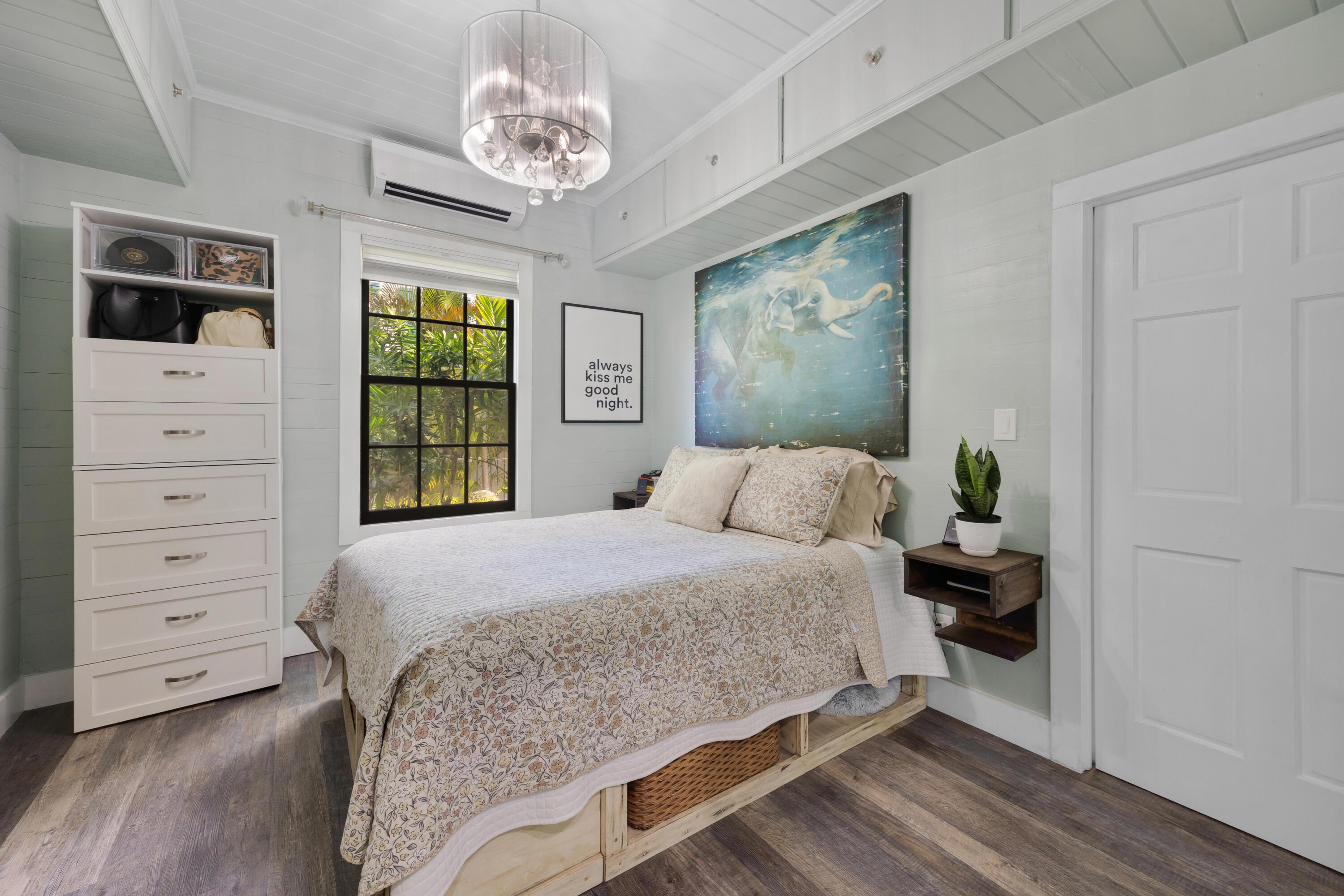 Image 4: Bedroom