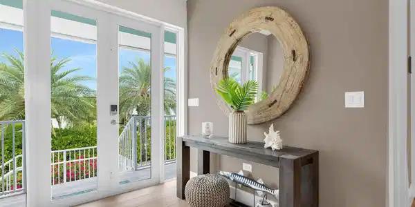 Image 4: Foyer