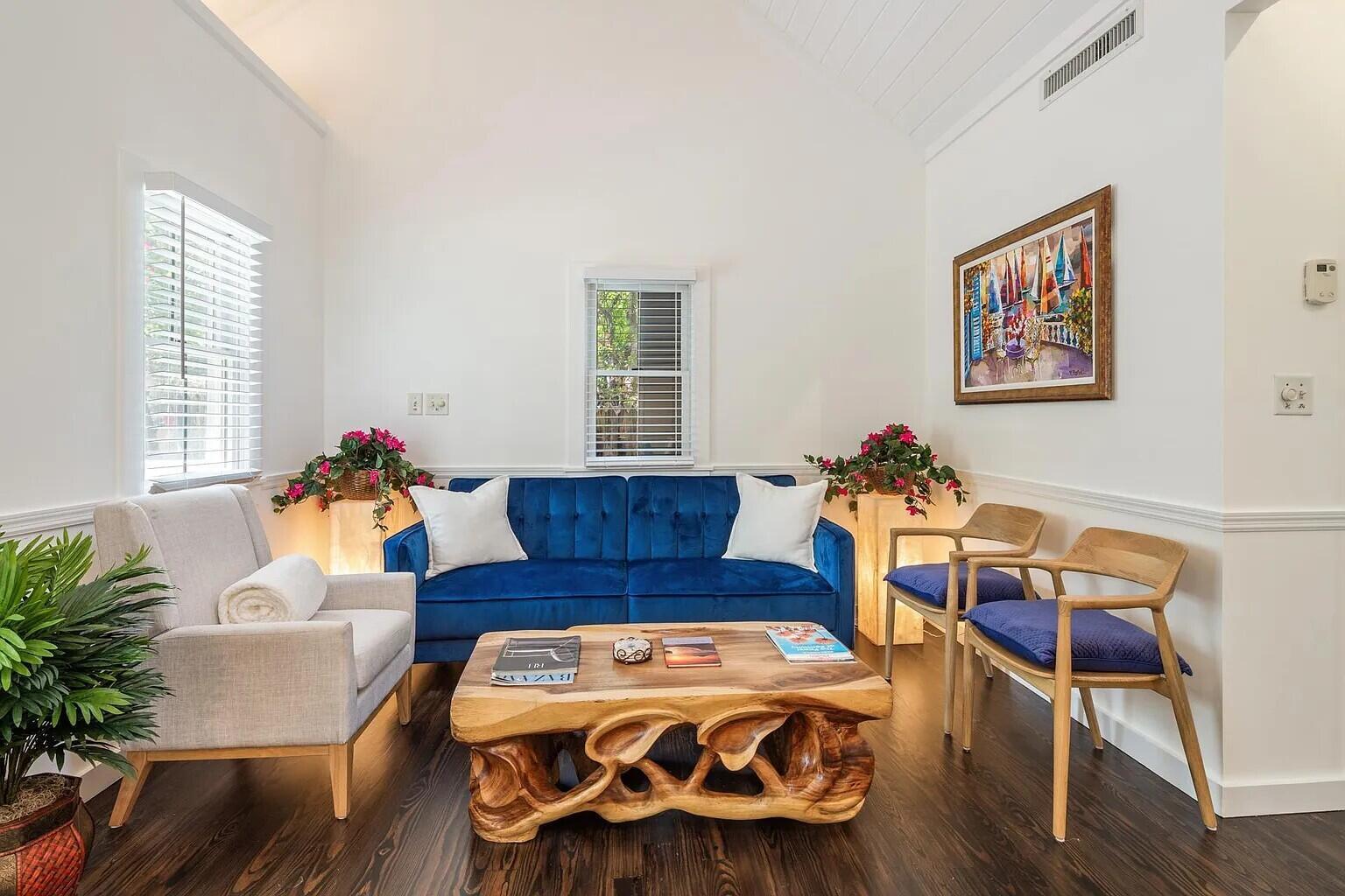 Image 3: Living Room with High Ceilings!