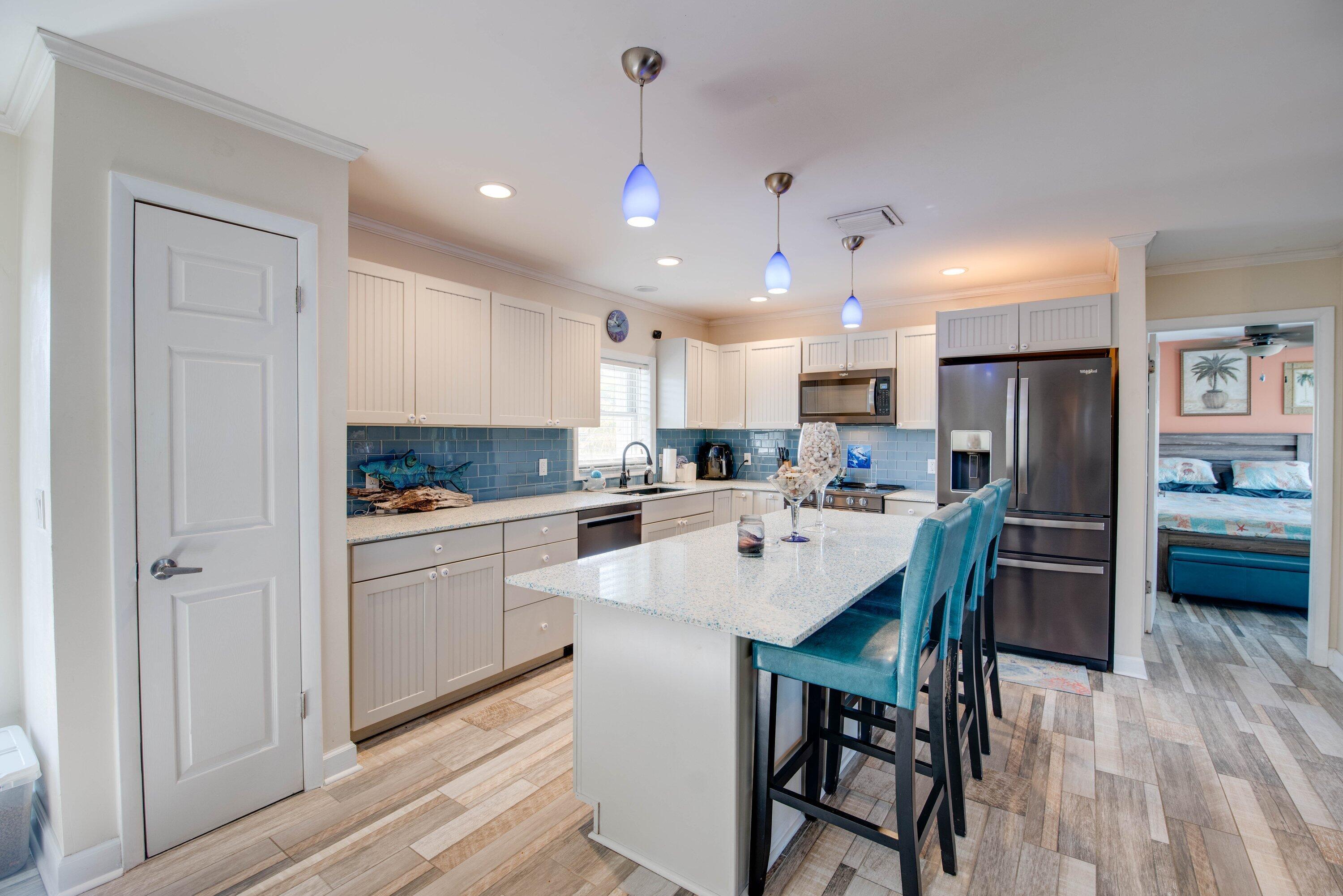 Image 4: 005-43VenetianWay-UpperSugarloafKey-FL-3