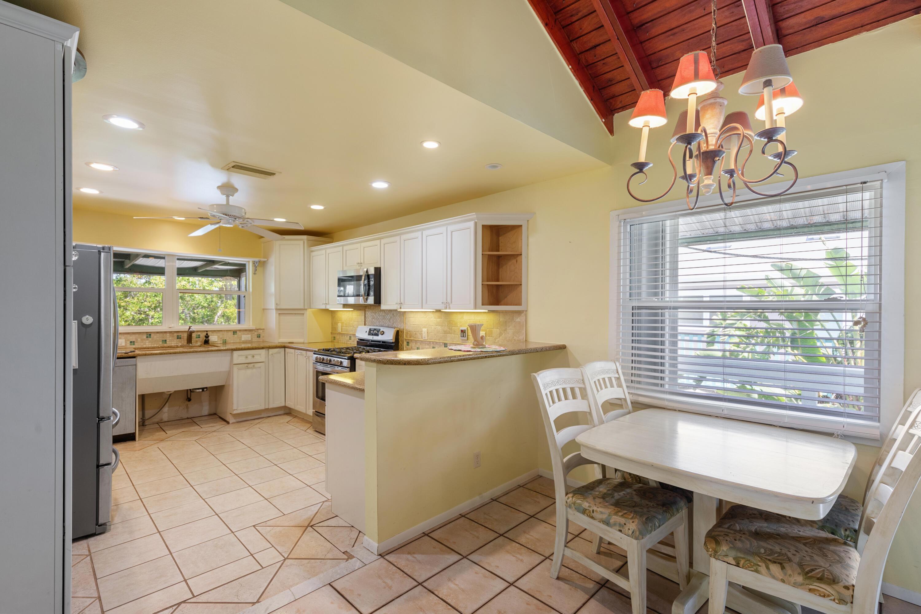 Image 4: Kitchen