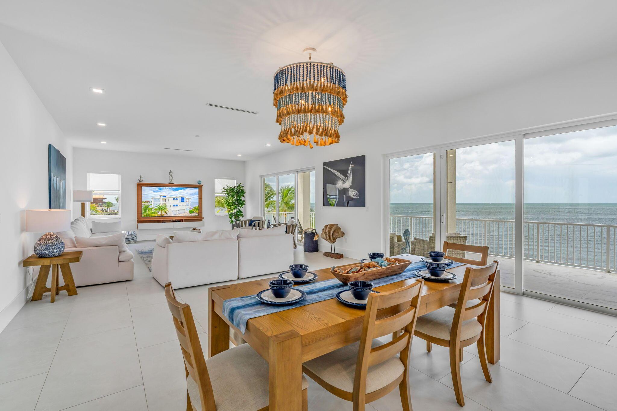 Image 4: Dining and Living with a Gulf View