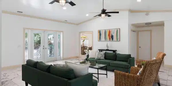 Image 4: Living Room