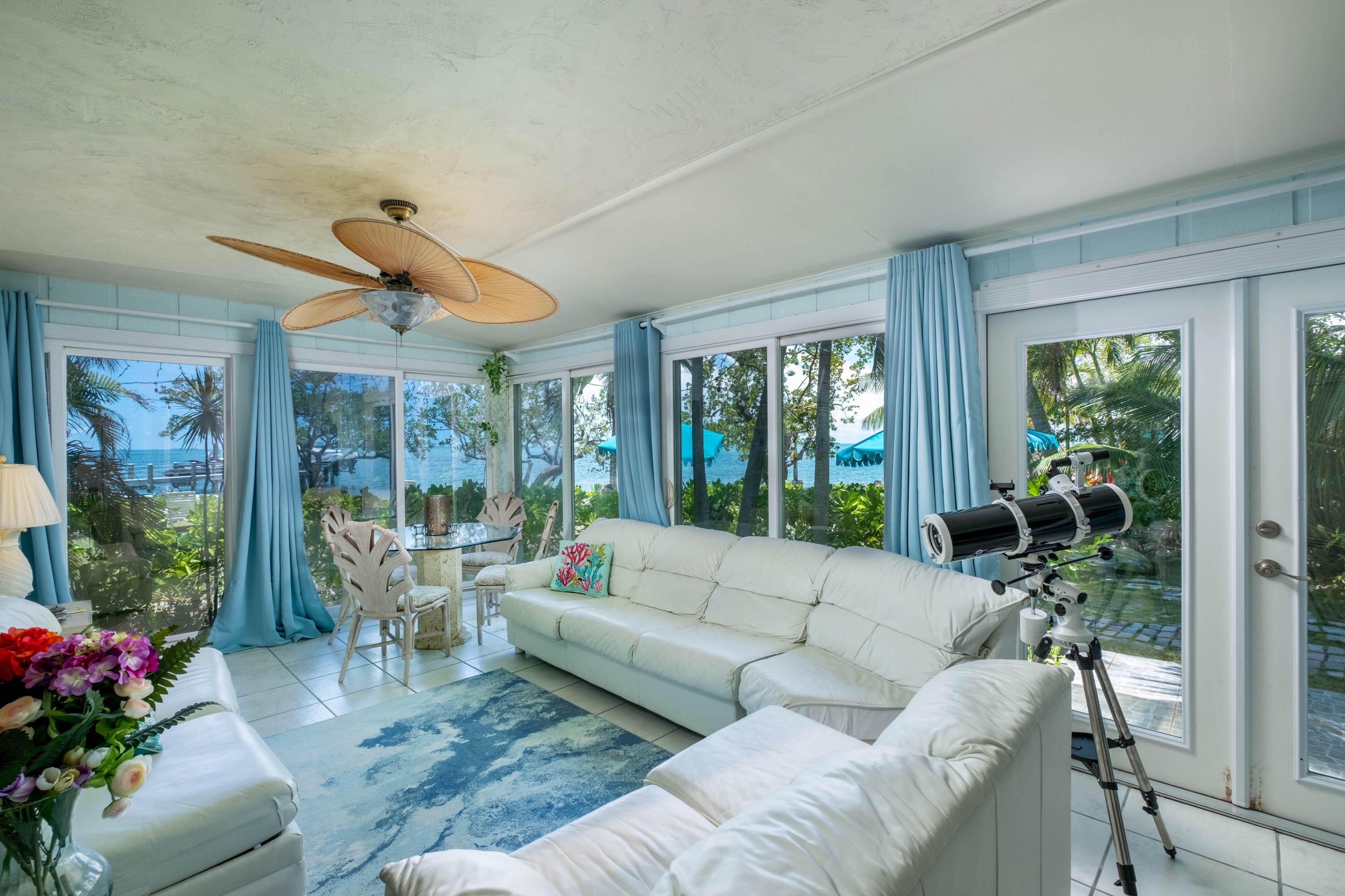 Image 4: Bayfront Florida Room