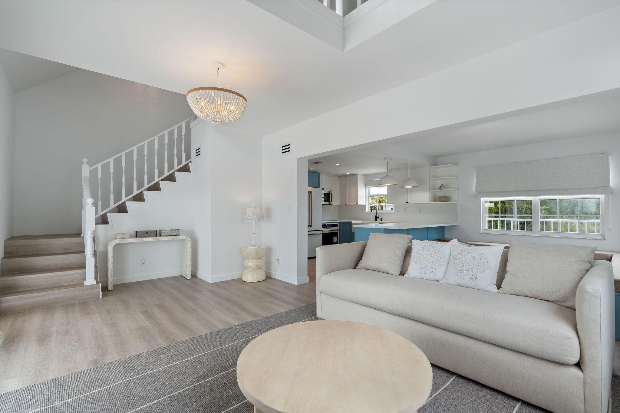 Image 4: Living room