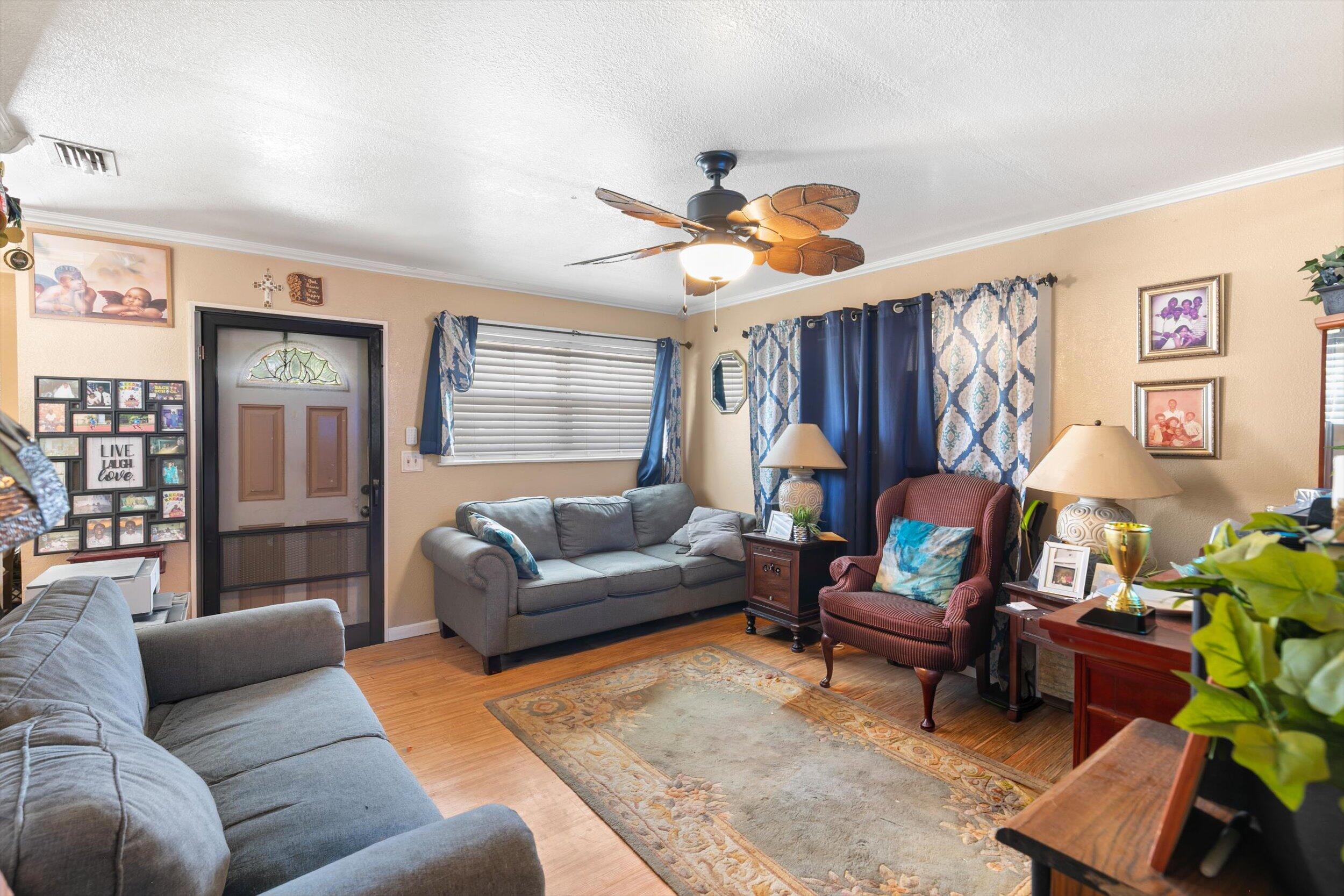 Image 3: Living Room
