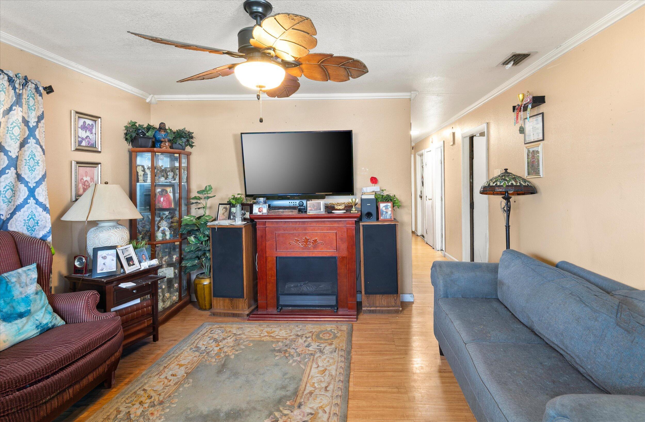 Image 4: Living Room