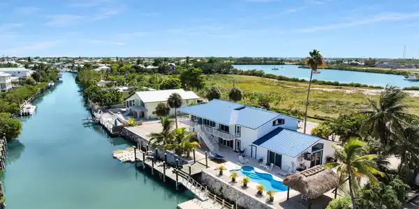 Image 2: Over 150 Ft of Waterfront