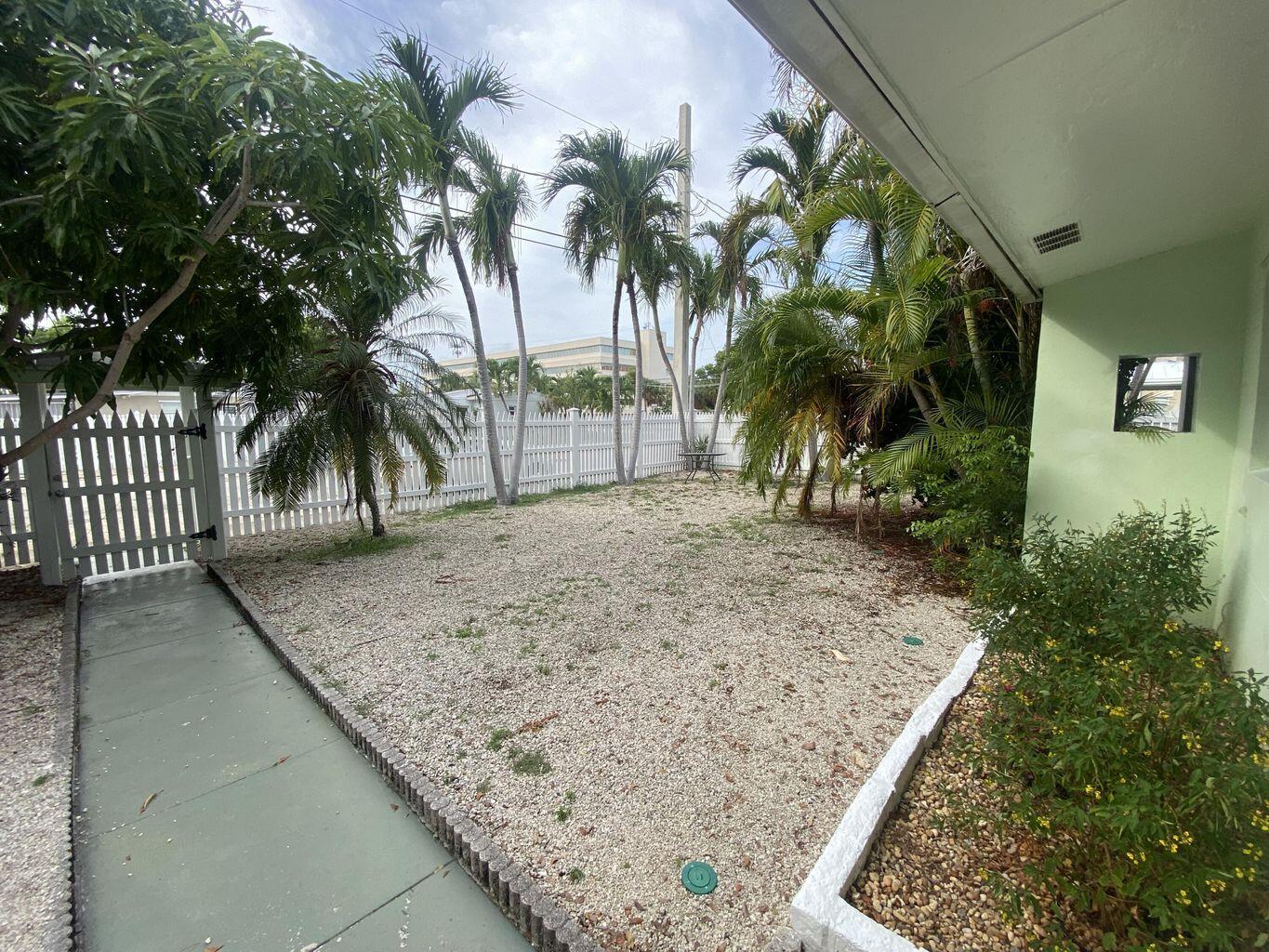 Image 3: Front Yard