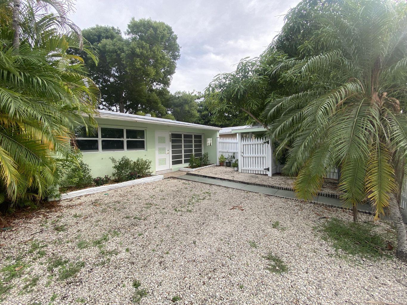 Image 4: Front Yard