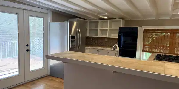 Image 4: Kitchen
