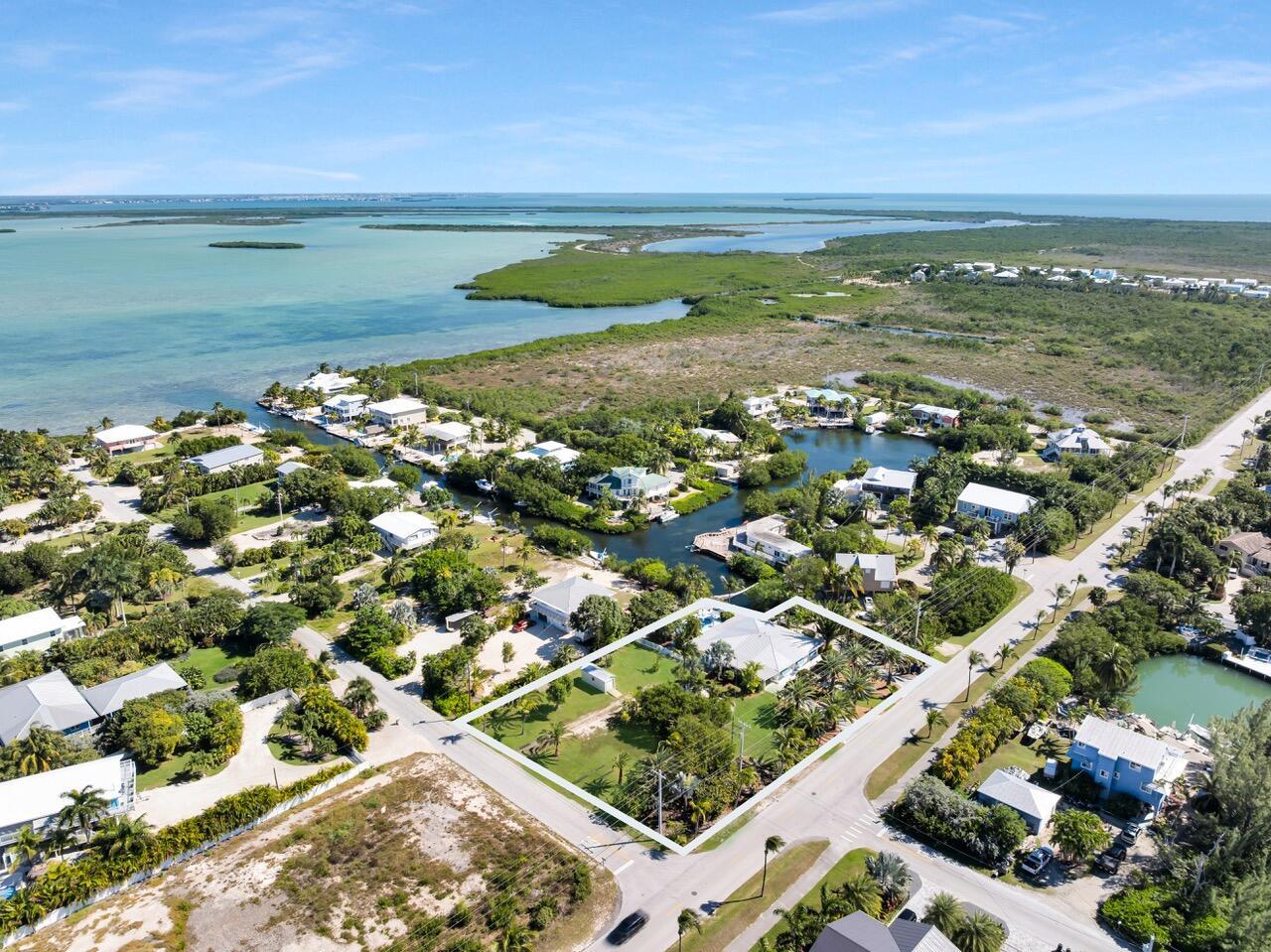 Image 2: Expansive canal lot
