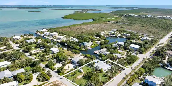 Image 2: Expansive canal lot