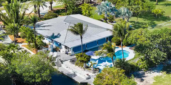 Image 3: Exterior / pool & canal