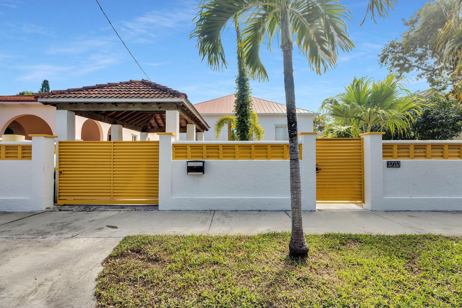 Image 4: Concrete fence