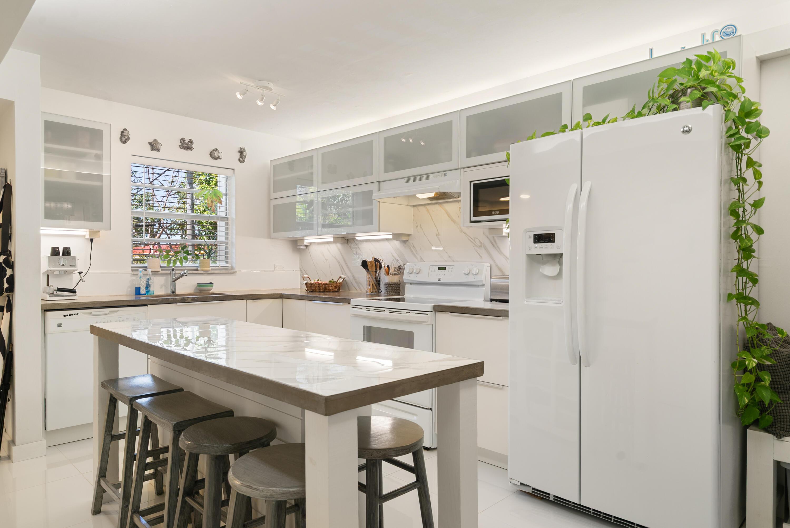 Image 3: Bright kitchen