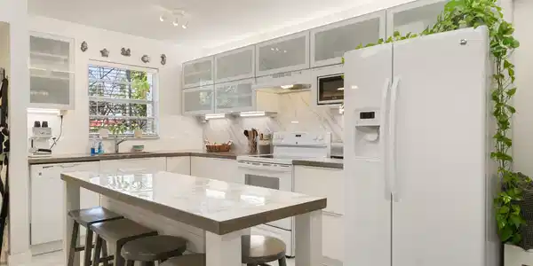 Image 3: Bright kitchen