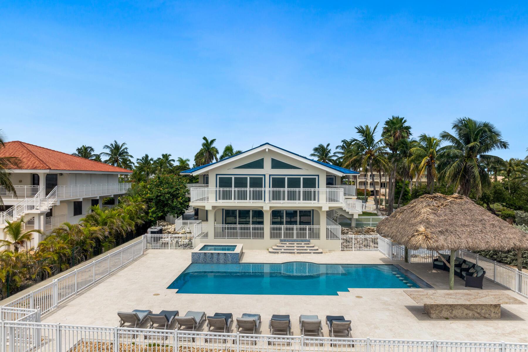 Image 4: Oversized Backyard