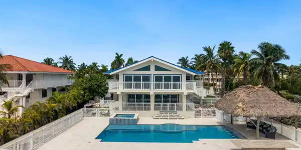 Image 4: Oversized Backyard