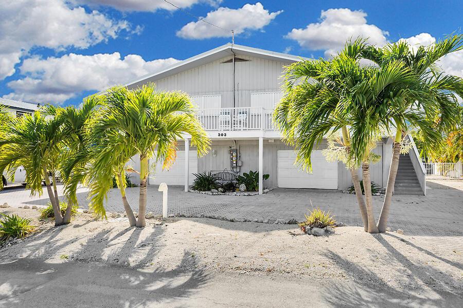Image 4: Tropical yard w/mature palms