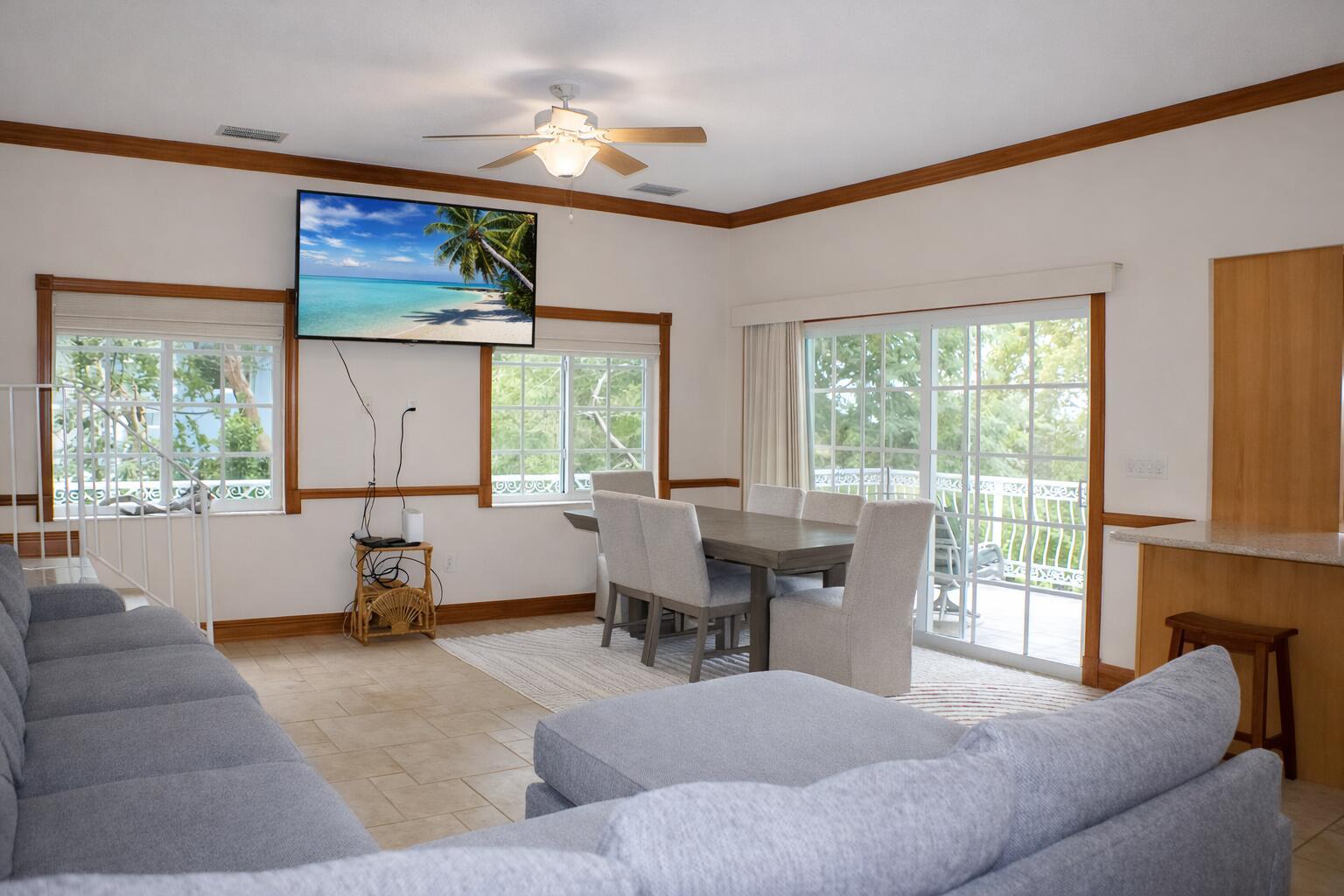 Image 3: Upstairs living room, new furniture