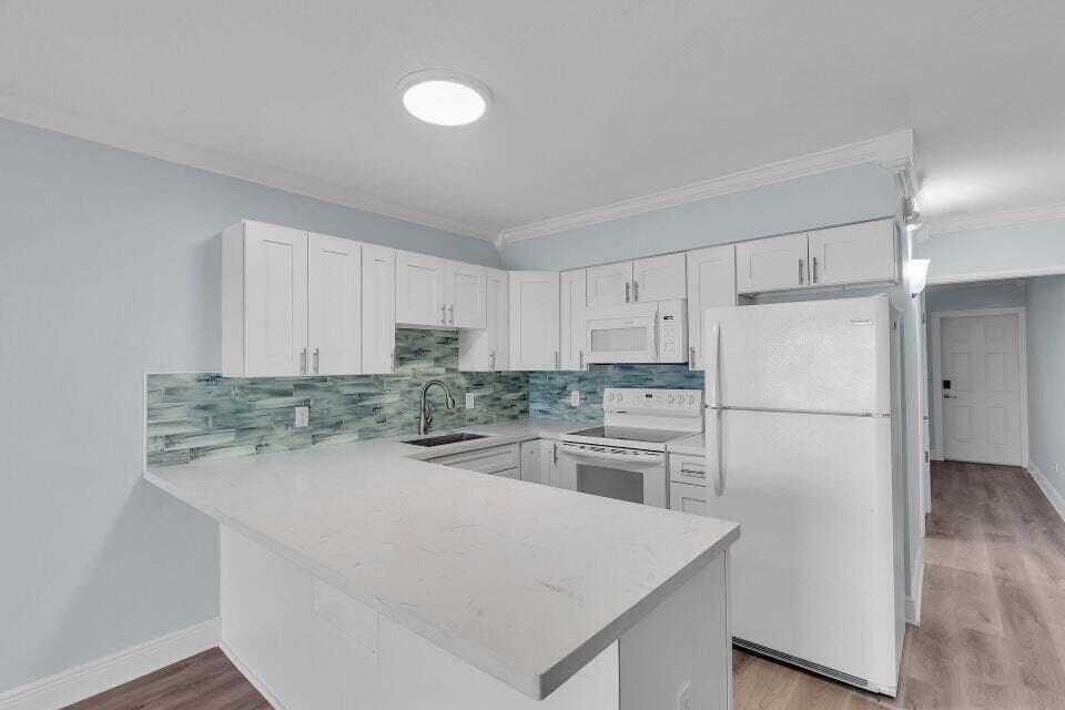 Image 4: kitchen
