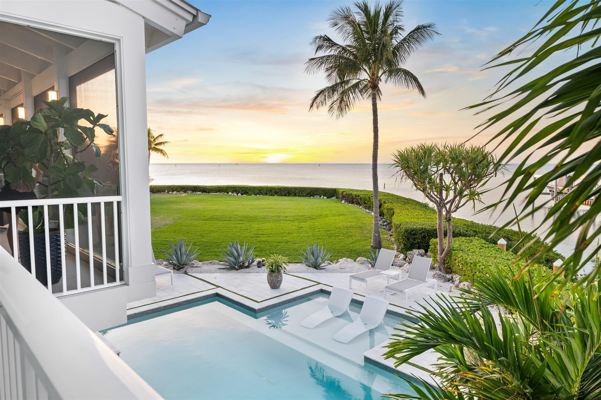 Image 2: Gorgeous Bay Views