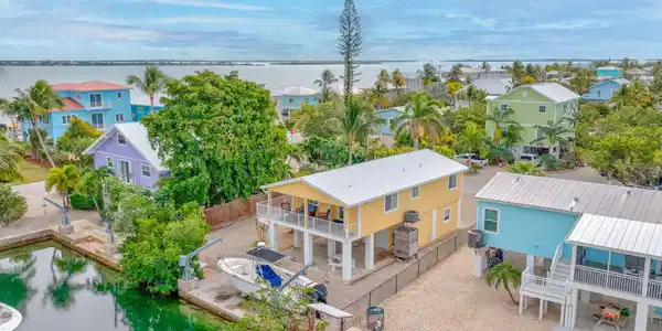 Image 3: 3 Bedroom 2 Bath Canal Front