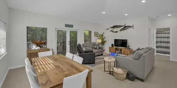 Image 4: Living Room
