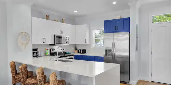 Image 4: Kitchen and Breakfast Bar