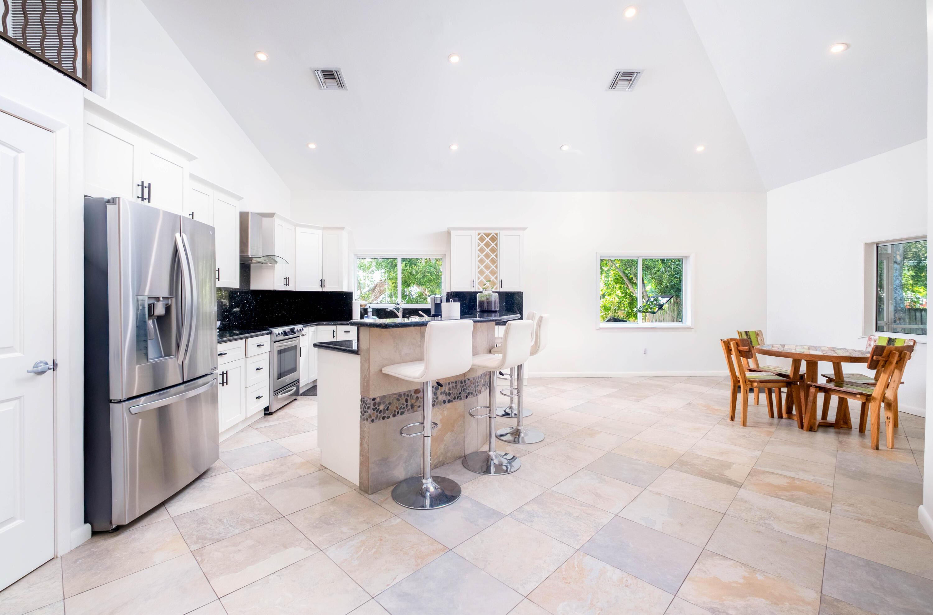 Image 4: Kitchen