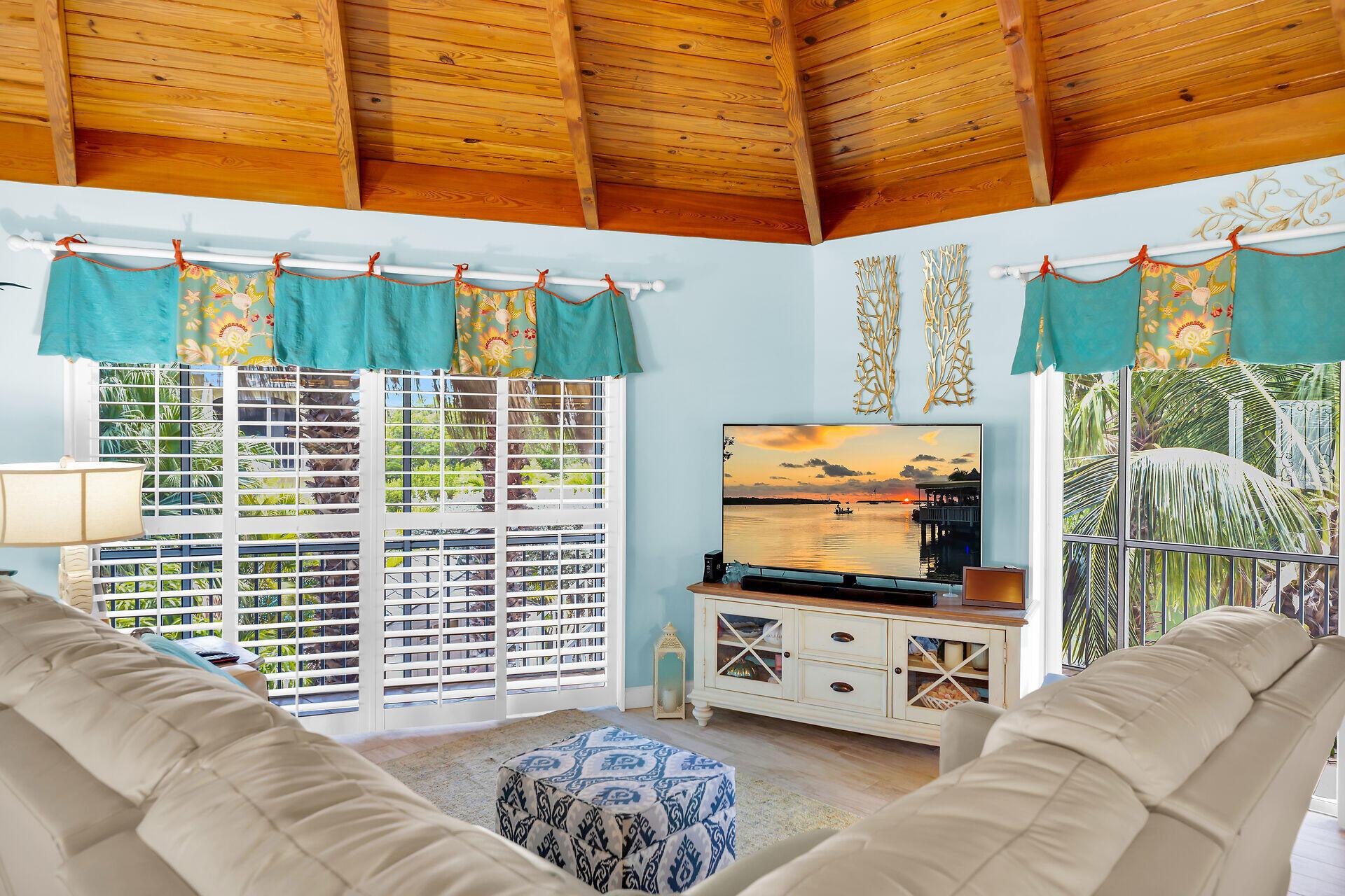Image 3: Open Living Area