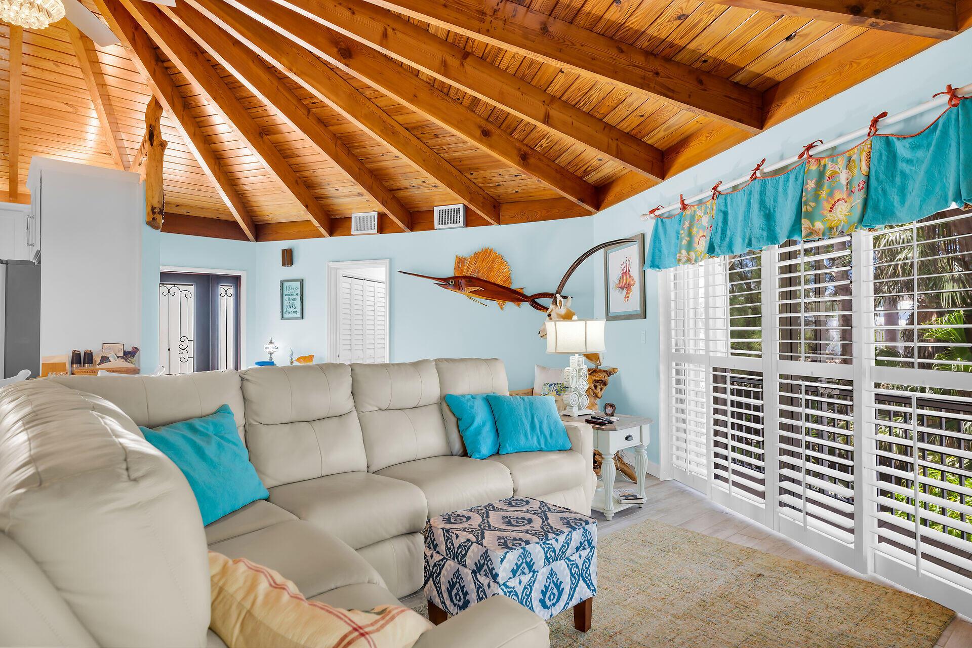 Image 4: Open Living Area