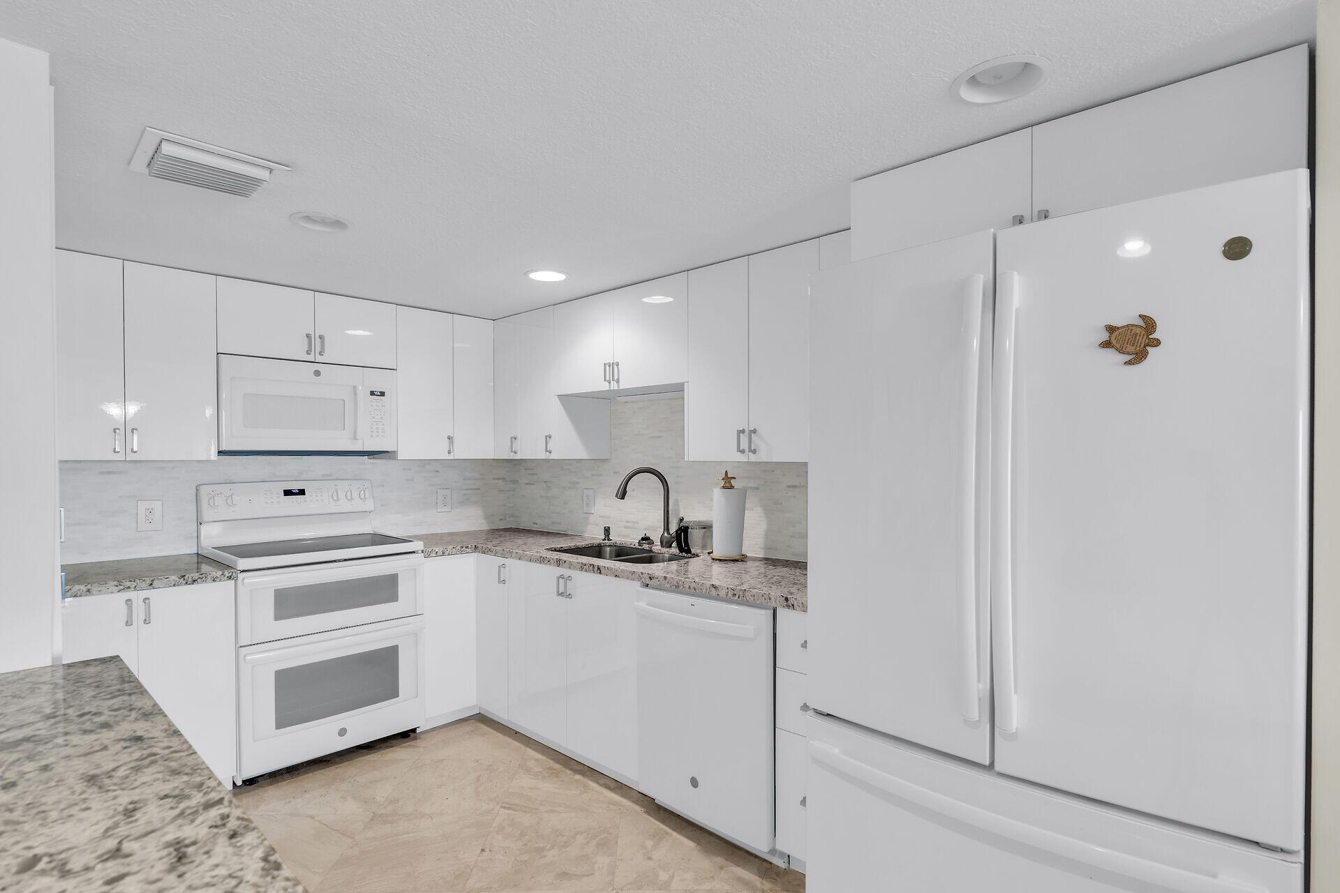 Image 3: Kitchen