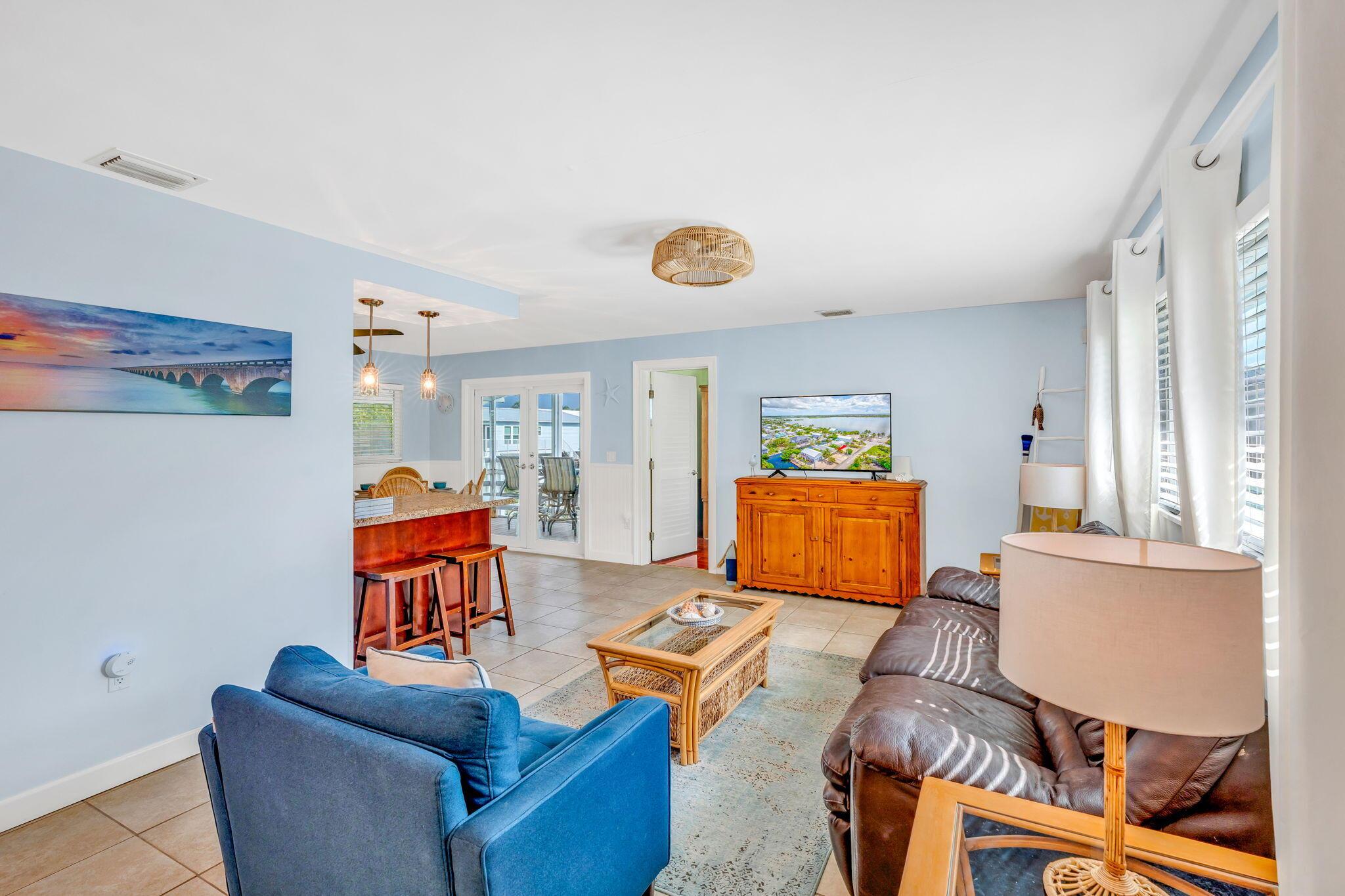 Image 4: Open Floor Plan
