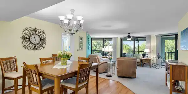 Image 3: Dining