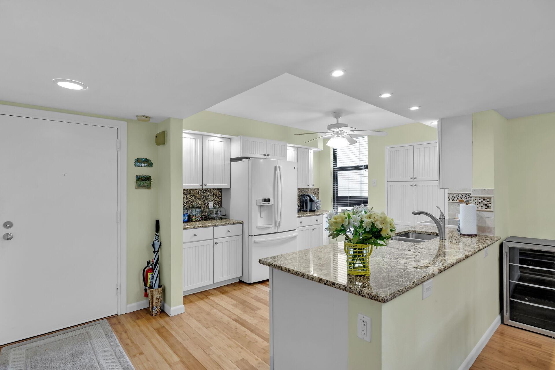 Image 4: Kitchen