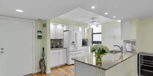 Image 4: Kitchen