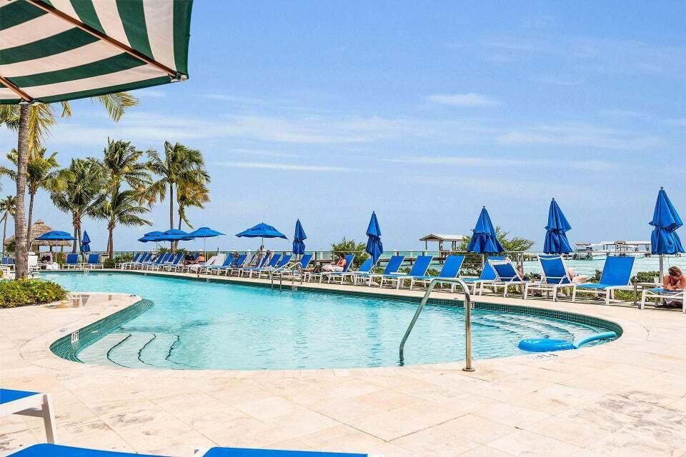 Image 2: Gorgeous Pool