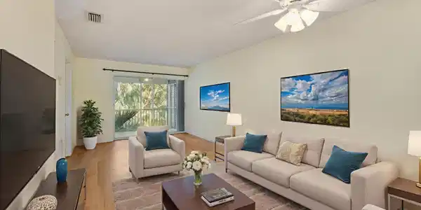 Image 2: Large living space