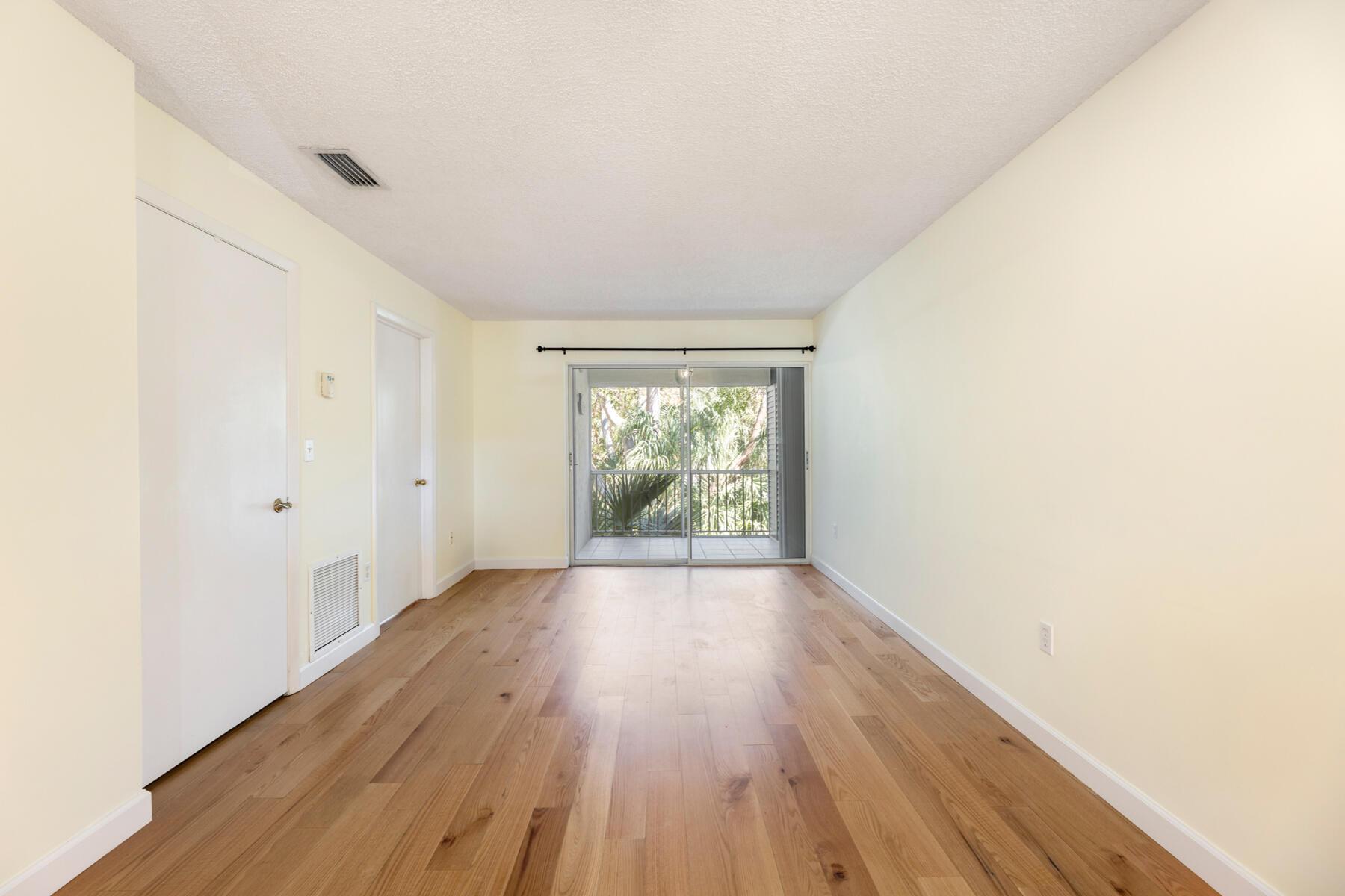 Image 3: Large living space (screened in porch)